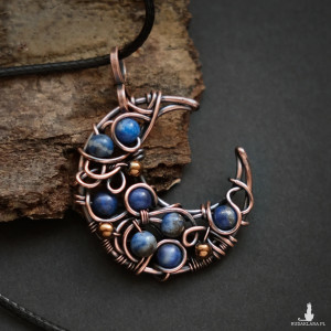 Wisiorek miedziany księżyc z lapis lazuli wire wrapping