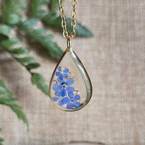 Złota zawieszka złoty wisiorek kwiat naszyjnik żywica z żywicy kwiaty łezka łza niezapominajki