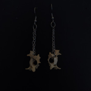 Kolczyki z kręgami zawieszonymi na łańcuszku