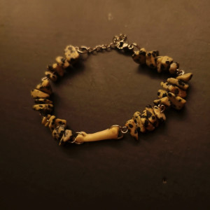 Bransoletka z kamieniami jaspisu dalmatyńskiego oraz kością