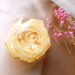 Bryła z białą różą