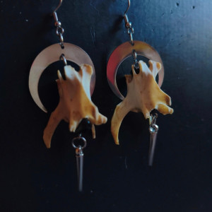 Kolczyki z motywem pół księżyca oraz kolcem