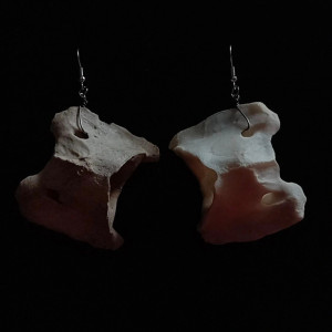 Wyraźne kolczyki z atlasami sarny