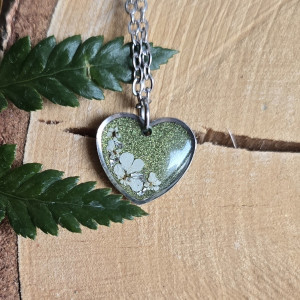 Srebrna zawieszka srebrny wisiorek kwiat naszyjnik żywica z żywicy kwiaty z kwiatami serce serduszko zielony
