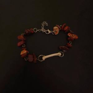 Bransoletka z kamieniami jaspisu i kością kota