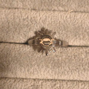 Pierścionek z motywem słońca z kręgiem gryzonia