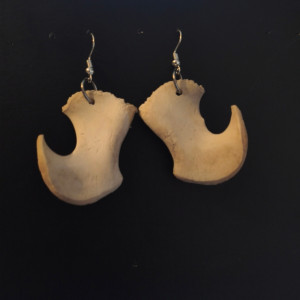 Bucikowe kolczyki z kości młodego psa