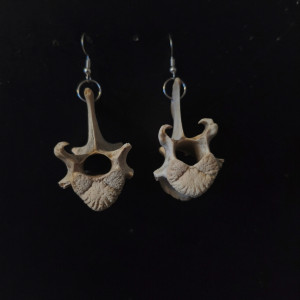 Duże wyraźne kolczyki z kręgami sarny