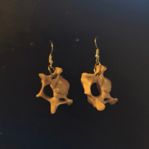 Skromne uśmiechnięte kolczyki kręgi