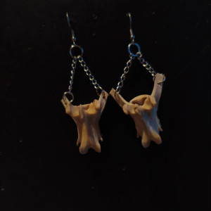 Kolczyki z zawieszona kością na łańcuszku