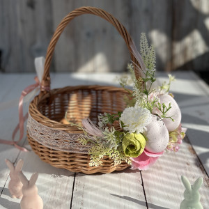 Koszyk na Wielkanoc, wiklinowy koszyczek z dekoracją