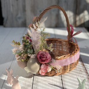 Koszyk na Wielkanoc, wiklinowy koszyczek z dekoracją