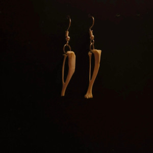 Drobne kolczyki z kośćmi gryzonia