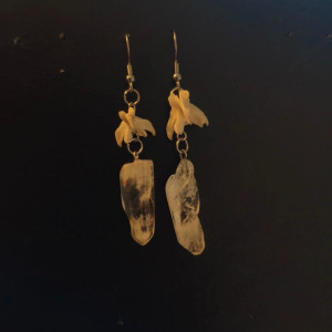 Kolczyki z kryształem górskim oraz kręgami