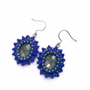 Fioletowe kolczyki koralikowe z fasetowanym srebrno-szarym kaboszonem - Aurora Noctis