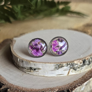 Srebrne kolczyki z fioletowymi kwiatami małe wkręty sztyfty z żywicy żywica epoksydowa z suszonymi prawdziwymi kwiatami