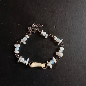 Jasna bransoletka z kamieniami księżycowymi oraz opalitem, kość kota