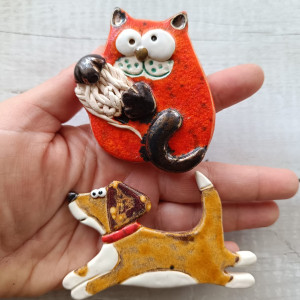 Broszka z motywem bajkowym psa i kota