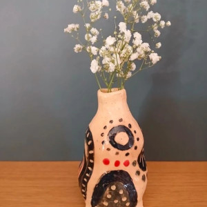 gliniany wazonik na nóżkach, flakon na suszki