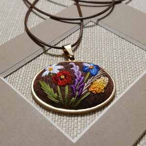 Ręcznie haftowany wisior  DLA HELENY  stal szlachetna