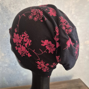 Czapka  damska czarna w kwiaty