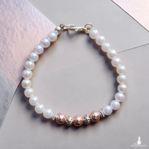 Bransoletka z perełkami i ozdobnymi koralikami – elegancka i ponadczasowa