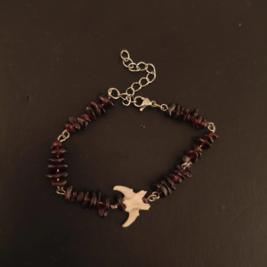 Bransoletka z kamieniami granatu i kością kota