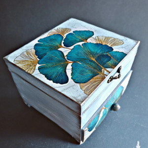 Drewniana szkatułka na biżuterię "Miłorząb japoński"