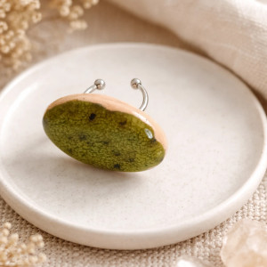 Soczyście zielony pierścionek ceramiczny - regulowany- stal chirurgiczna