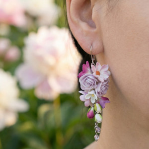 Kolczyki z kolorowymi kwiatami