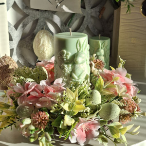 Wielkanocny stroik ze świecą.