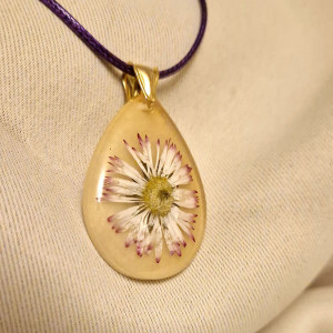 Wisiorek z kwiatem zatopionym w zywicy