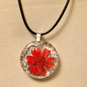 Wisiorek z kwiatem zatopionym w zywicy