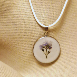 Wisiorek z kwiatem zatopionym w zywicy