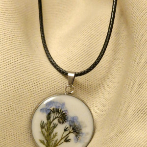 Wisiorek z kwiatem zatopionym w zywicy