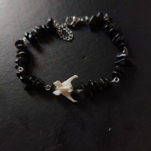 Bransoletka z kamieniami obsydianu oraz kością kota