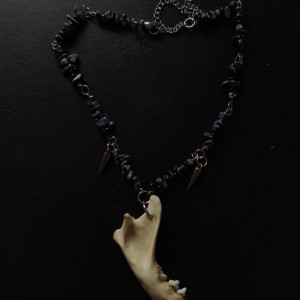 Naszyjnik z kamieniami obsydianu śnieżnego oraz żuchwa kota