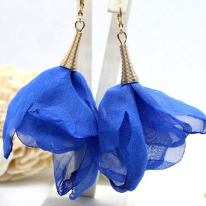 długie kolczyki - szyfonowe kwiatki - niebieskie