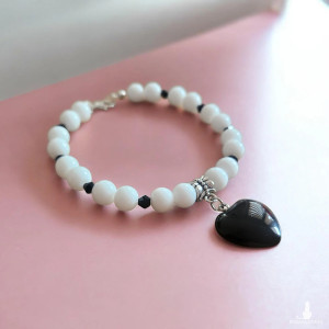 Bransoletka z koralików z zawieszką w kształcie serca handmade