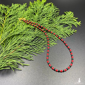 Krótki koralikowy naszyjnik czerwono czarno złoty #1077