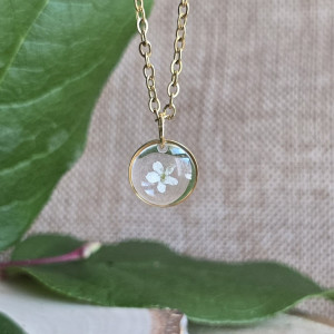 Zawieszka z unikatową białą niezapominajką wisiorek złoty