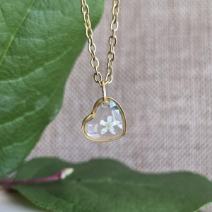 Zawieszka z unikatową białą niezapominajką wisiorek złoty serce