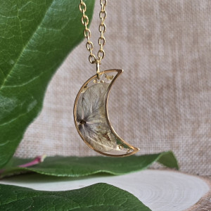 złota zawieszka złoty wisiorek naszyjnik żywica z żywicy kwiaty z kwiatami księżyc kwiaty żywica biżuteria hortensja