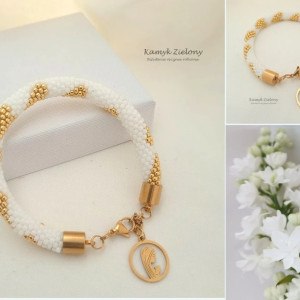 Bransoletka w serduszka, biało-złota z motywem religijnym - wykończenia ze stali chirurgicznej