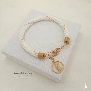 Bransoletka w kropki, biało-złota z motywem religijnym - wykończenia ze stali chirurgicznej