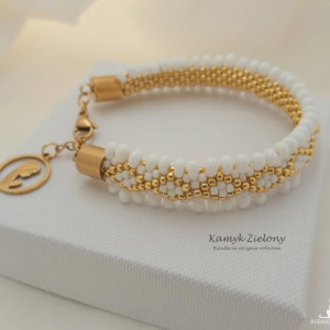 Bransoletka "gąsieniczka" biało-złota z motywem religijnym - wykończenia ze stali chirurgicznej