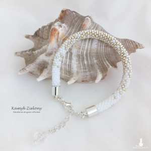 Biało-srebrna bransoletka z kryształkiem