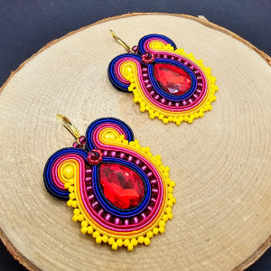 Kolorowe  błyszczące kolczyki sutasz