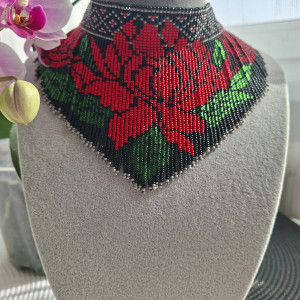Elegancki Choker z Koralików – Motyw Czerwonej Róży