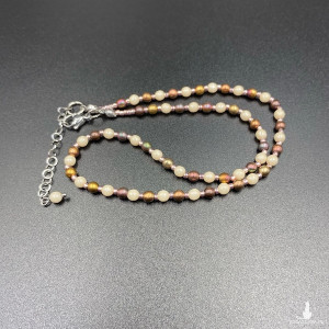 Krótki koralikowy naszyjnik kremowo brązowy #1087